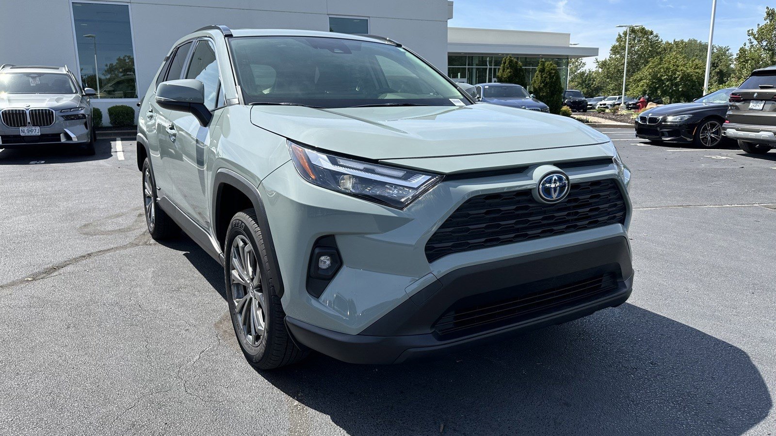 Used 2022 Toyota RAV4 XLE Premium with VIN JTMB6RFV1ND531495 for sale in Kansas City