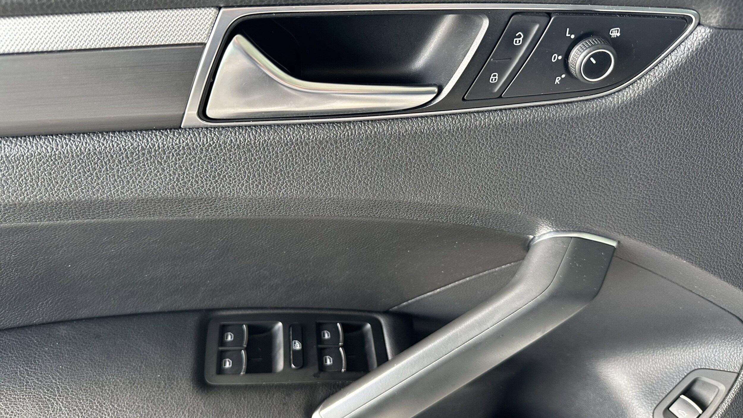 2017 Volkswagen Passat R-Line photo 2