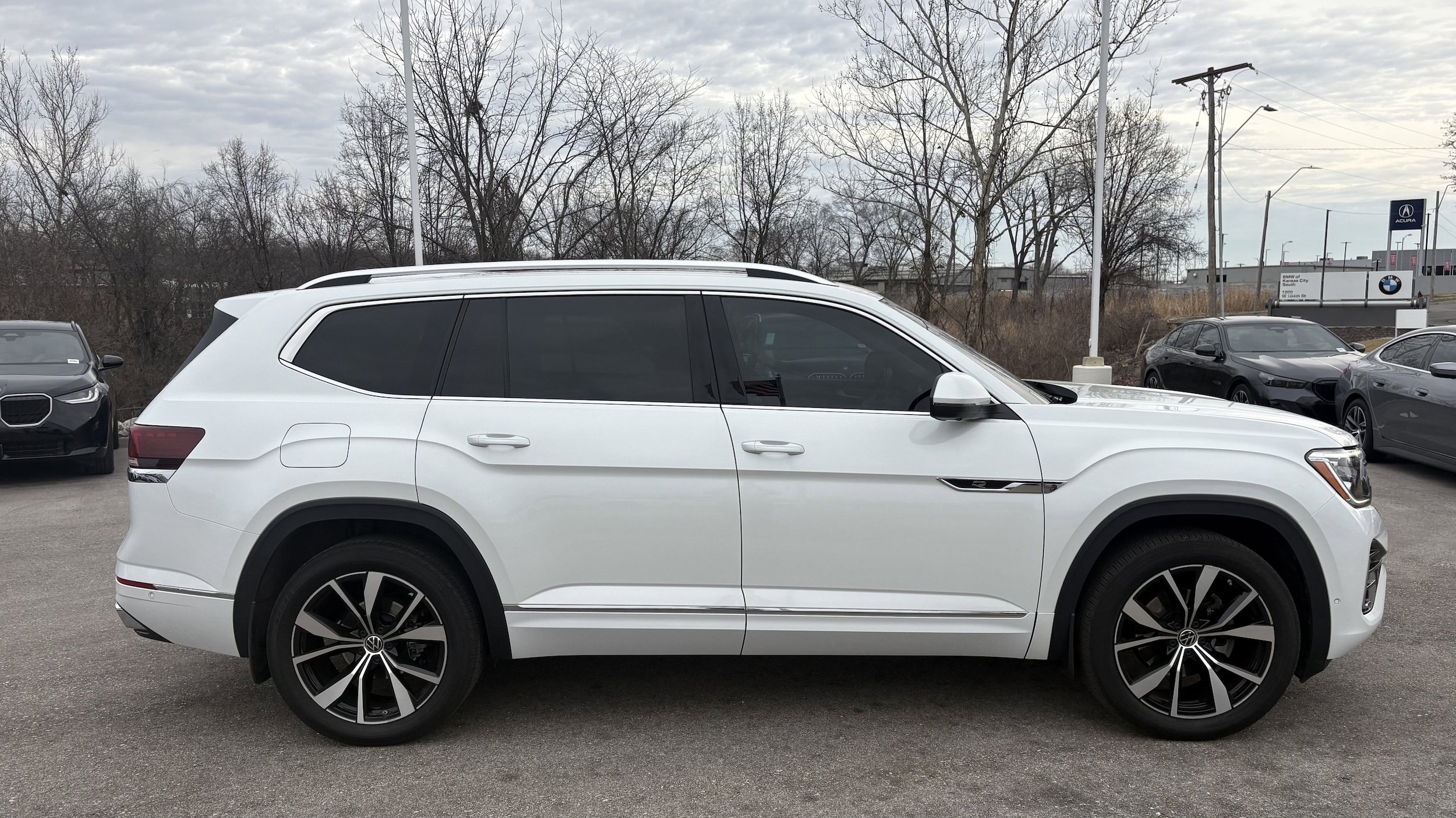 2024 Volkswagen Atlas 2.0T SEL Premium R-Line 4MOTION photo 3