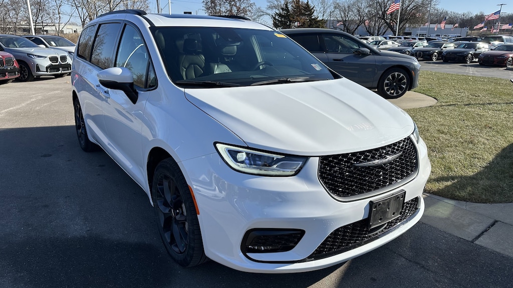 Used 2023 Chrysler Pacifica Touring L Minivan