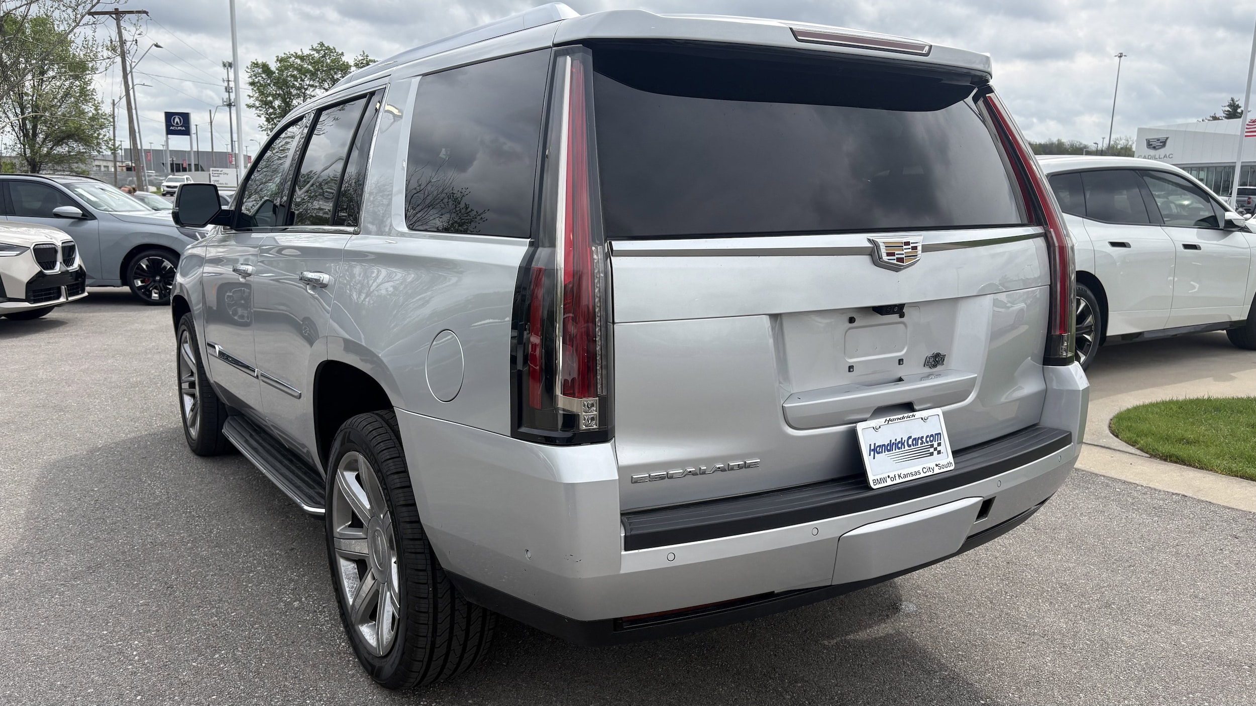 2018 CADILLAC Escalade Luxury photo 3