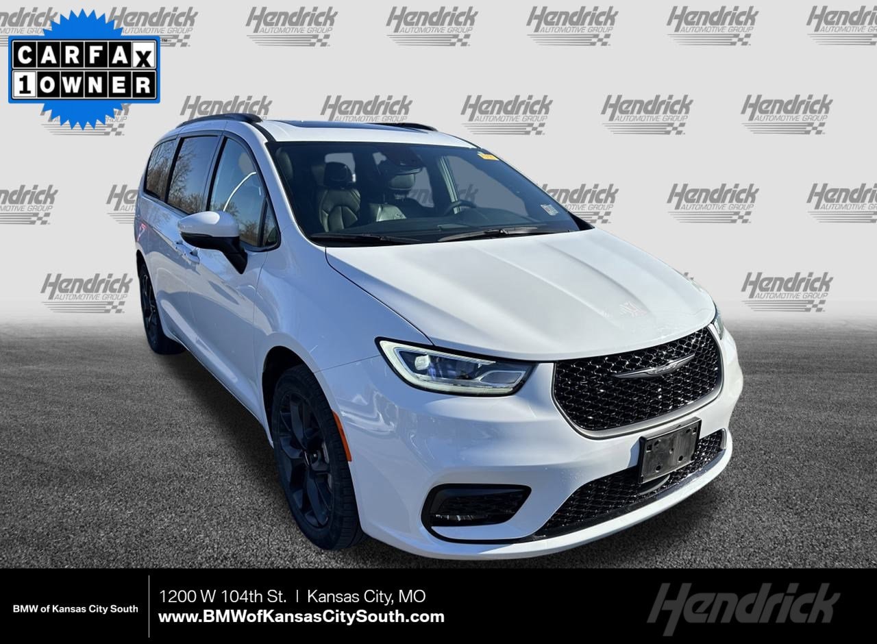 2023 Chrysler Pacifica Touring L's photo