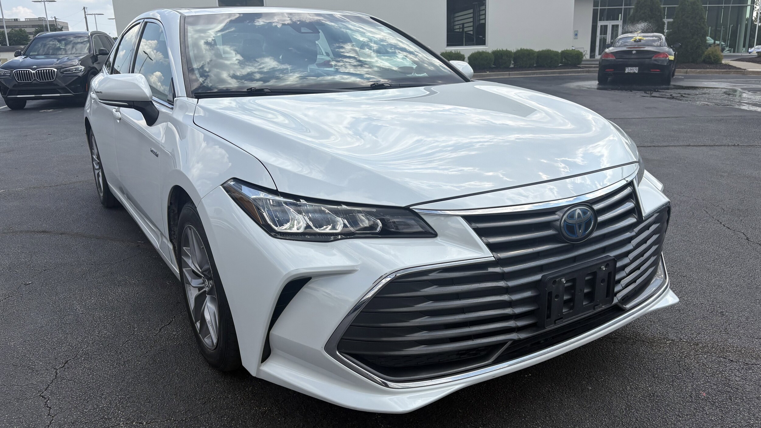2019 Toyota Avalon Hybrid XLE photo 2