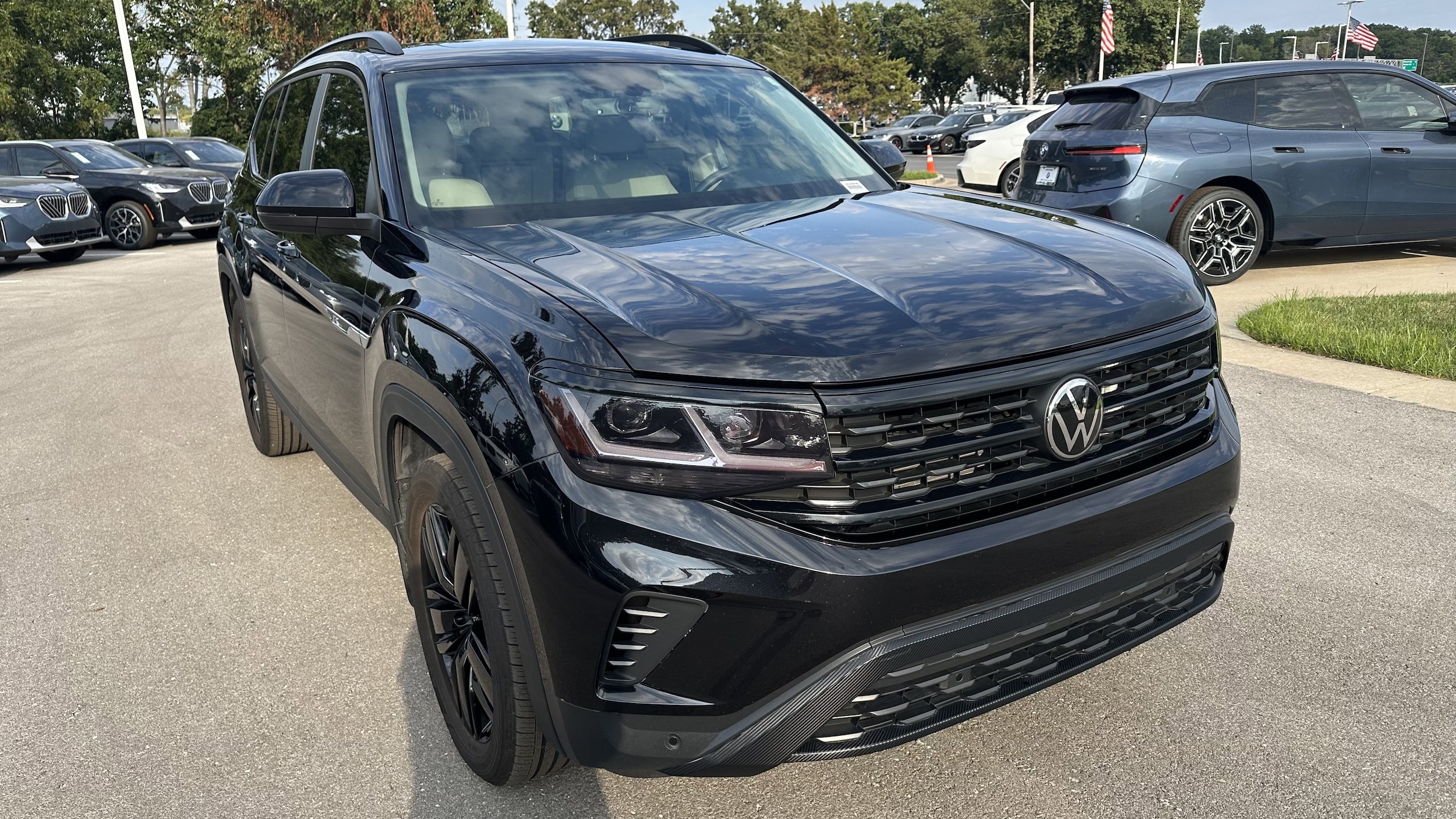 Used 2023 Volkswagen Atlas SE w/Tech with VIN 1V2JR2CA5PC548500 for sale in Kansas City