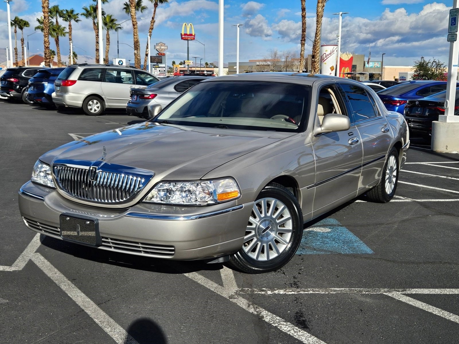 2003 Lincoln Town Car Signature's photo