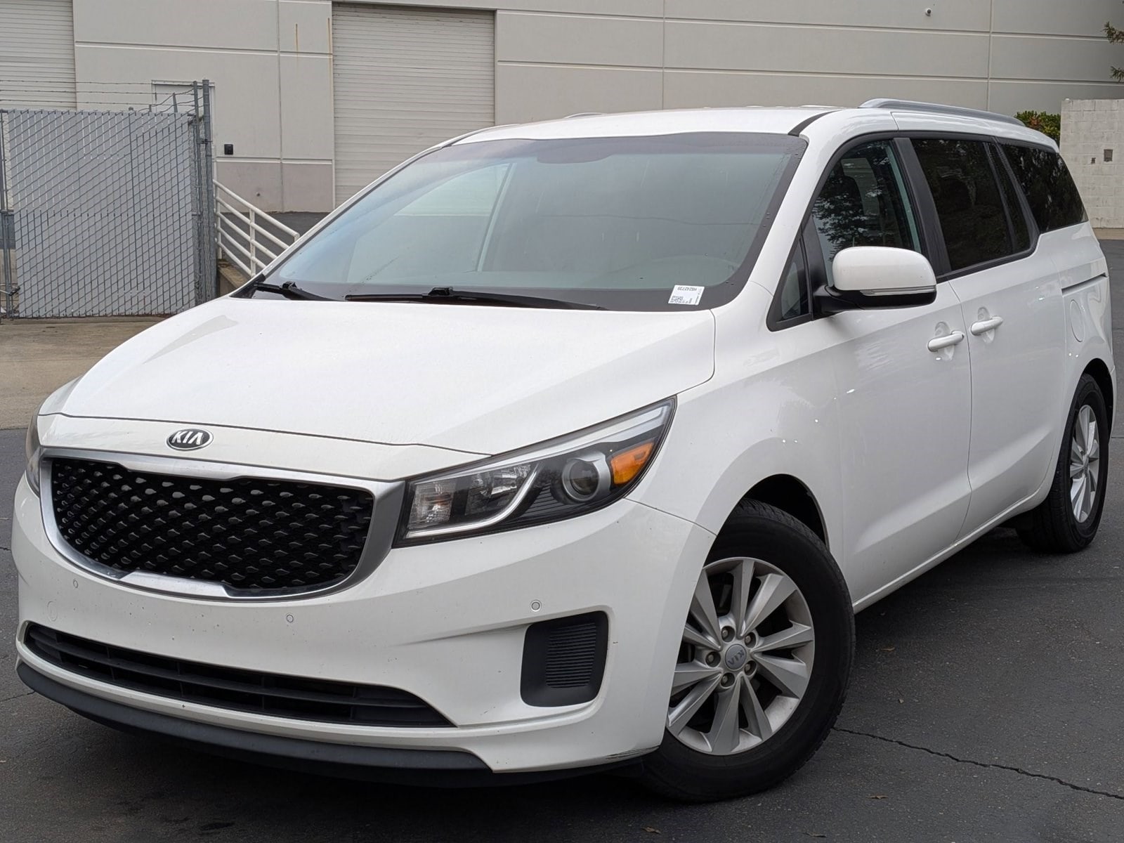 2017 Kia Sedona LX's photo