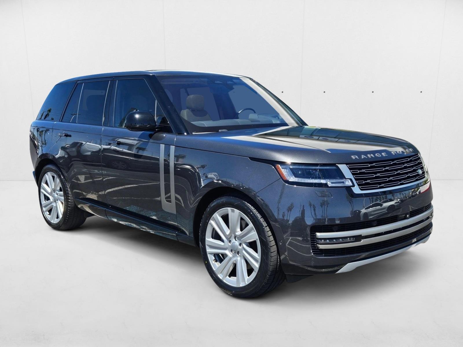 2023 Land Rover Range Rover SE photo 3