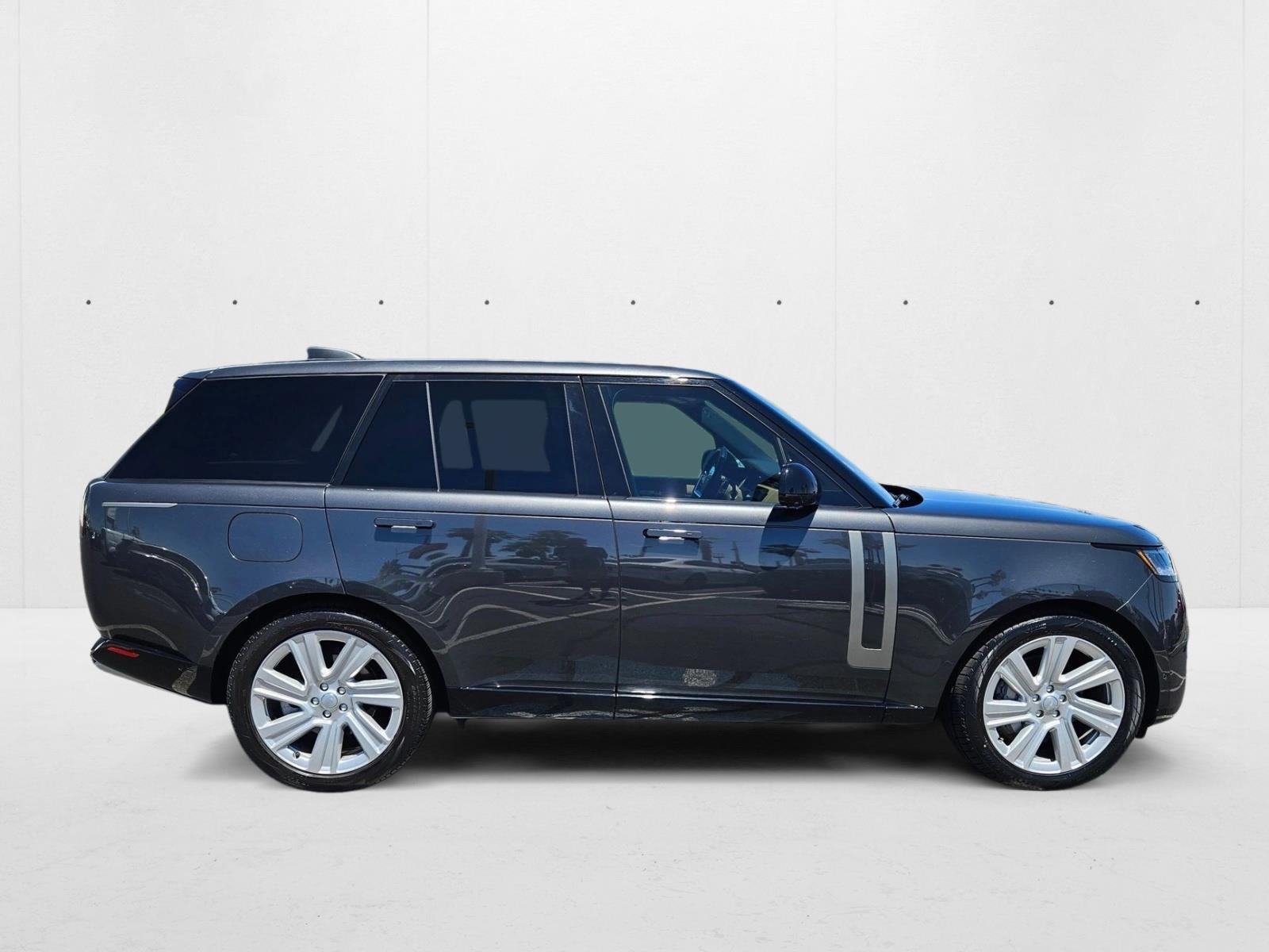 2023 Land Rover Range Rover SE photo 4