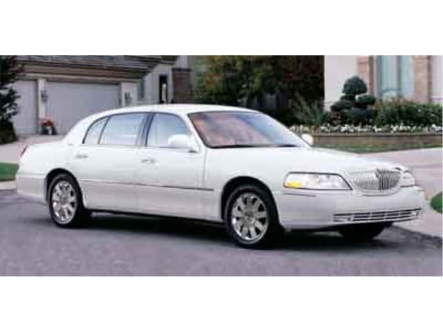 2003 Lincoln Town Car Signature's photo