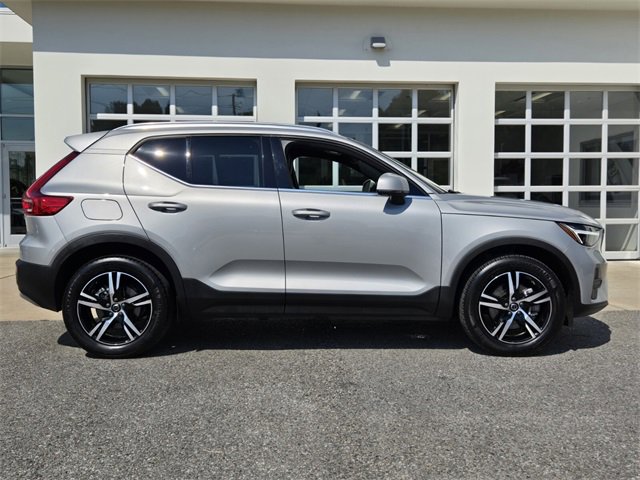 2025 Volvo XC40 AWD Core photo 2