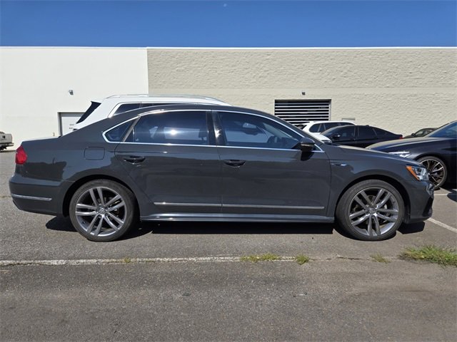 2016 Volkswagen Passat R-Line photo 2