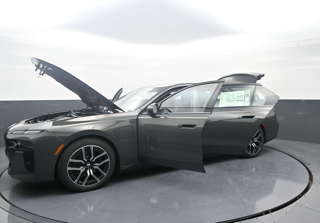 2026 BMW 7 Series 750e - Photo 42