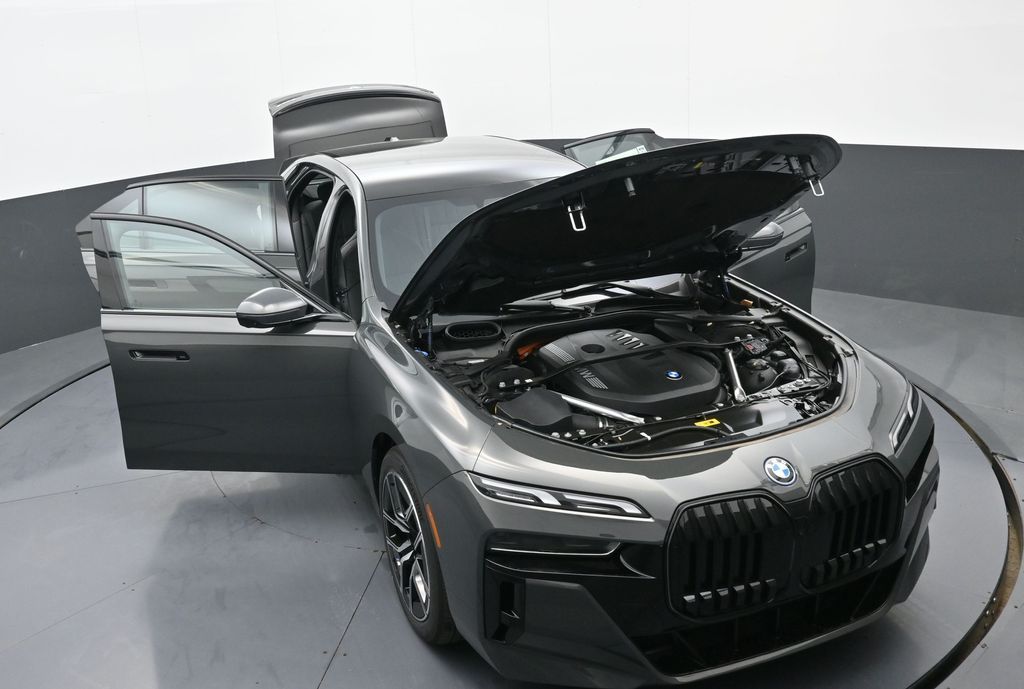 2026 BMW 7 Series 750e - Photo 40