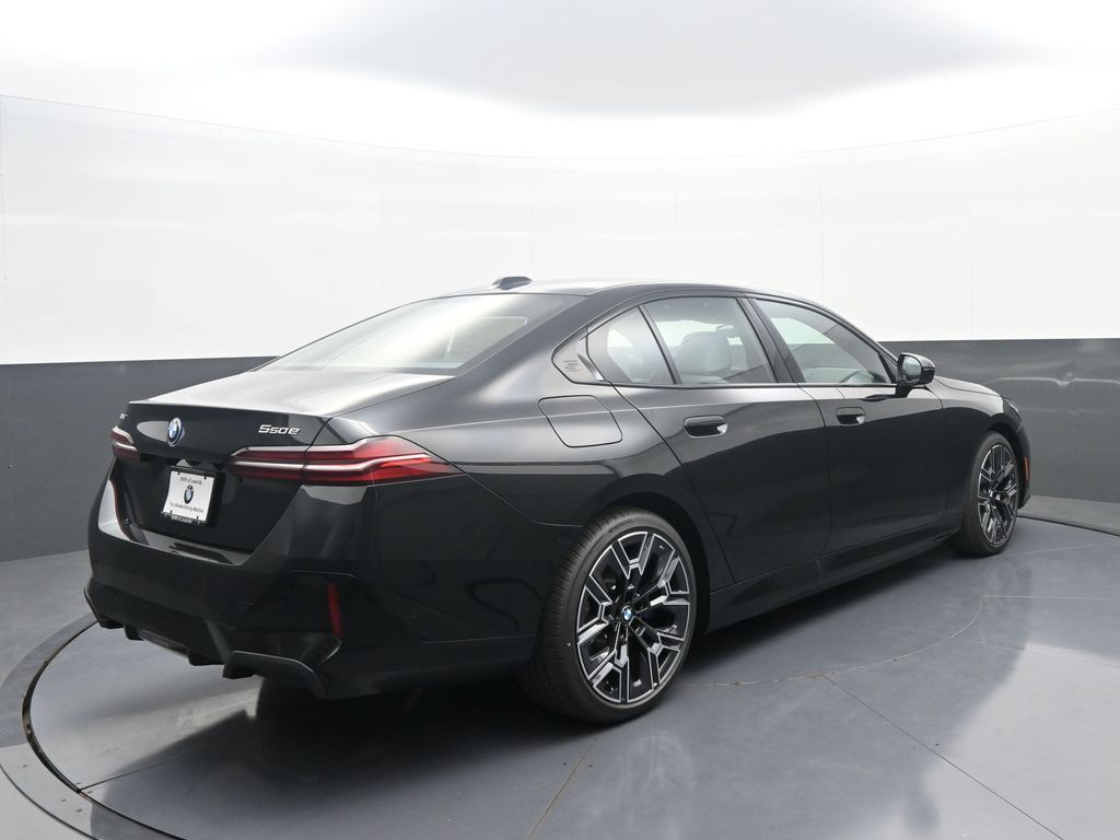 2026 BMW 5 Series 550e - Photo 7