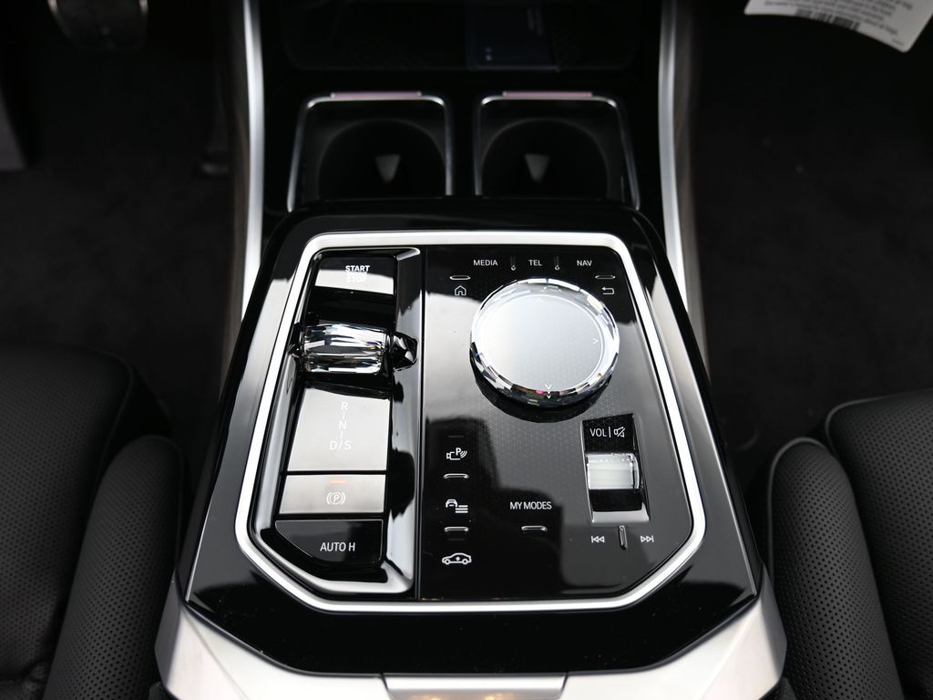 2026 BMW 7 Series 750e - Photo 13