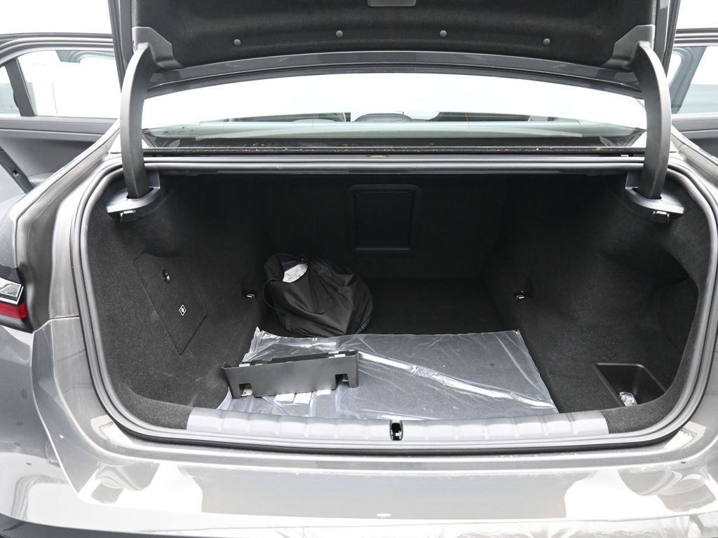 2026 BMW 7 Series 750e - Photo 17