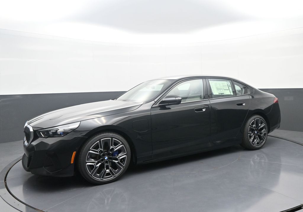 2026 BMW 5 Series 550e - Photo 4