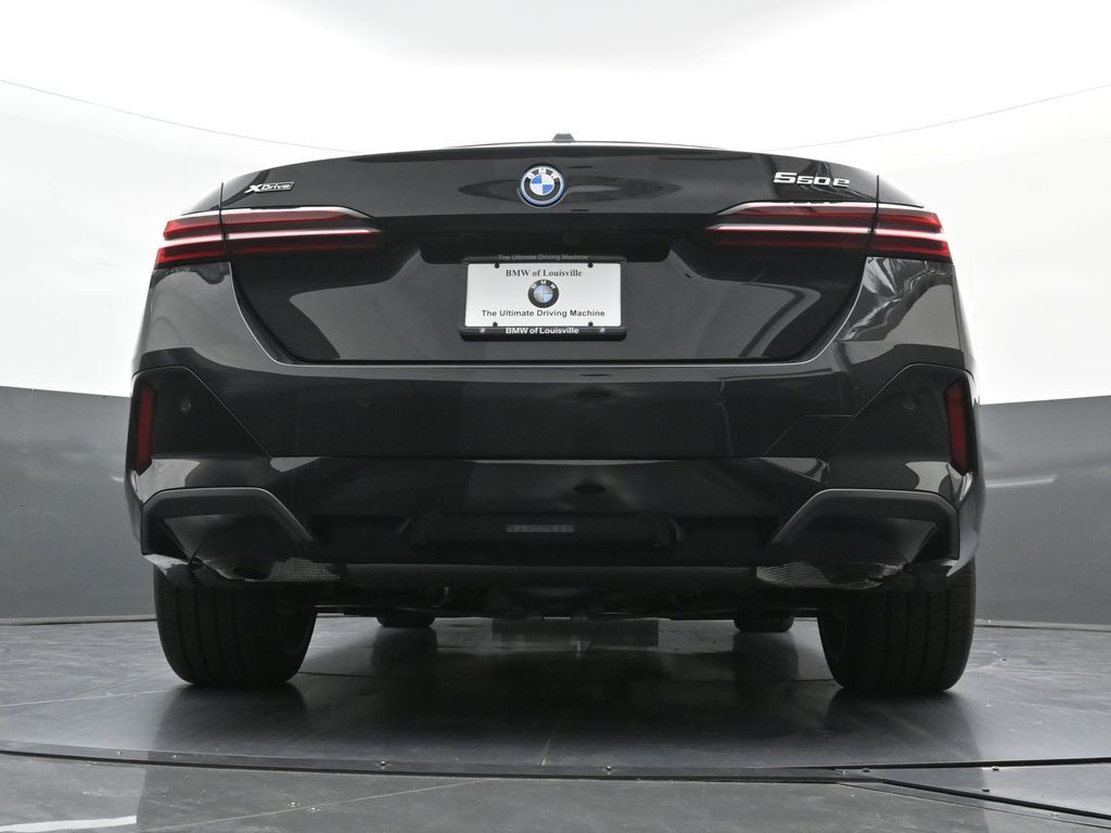 2026 BMW 5 Series 550e - Photo 27
