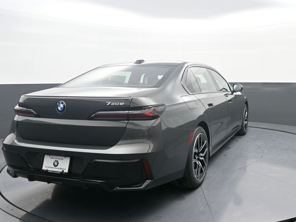 2026 BMW 7 Series 750e - Photo 7