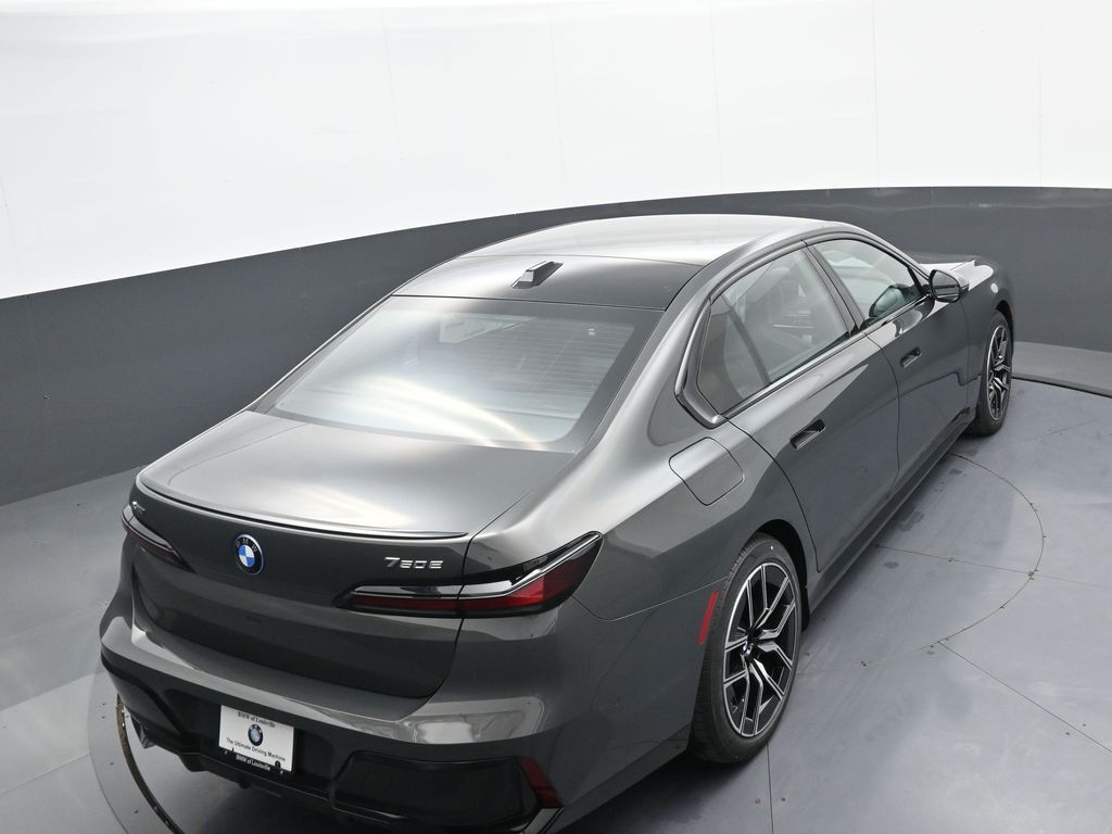 2026 BMW 7 Series 750e - Photo 37