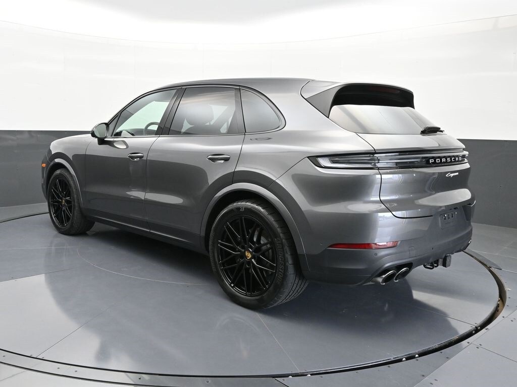 2025 Porsche Cayenne Base photo 4