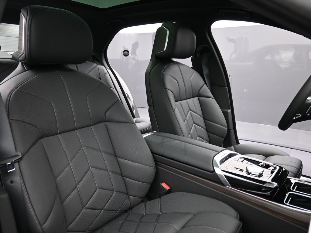 2026 BMW 7 Series 750e - Photo 22