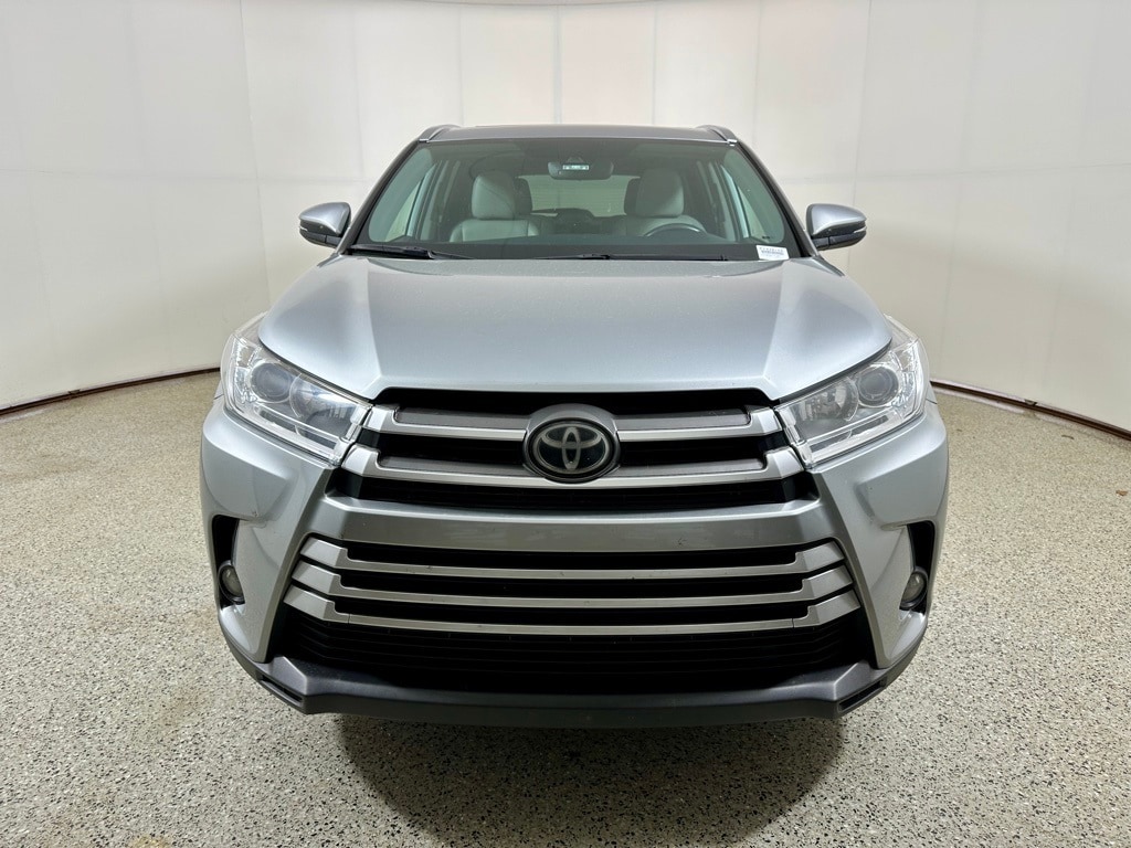 Used 2019 Toyota Highlander XLE with VIN 5TDJZRFHXKS915823 for sale in Knoxville, TN