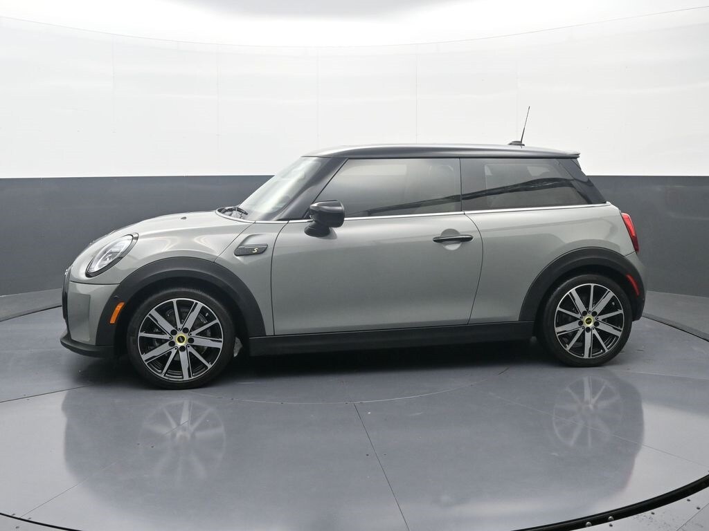 2023 Mini Cooper SE Iconic photo 3