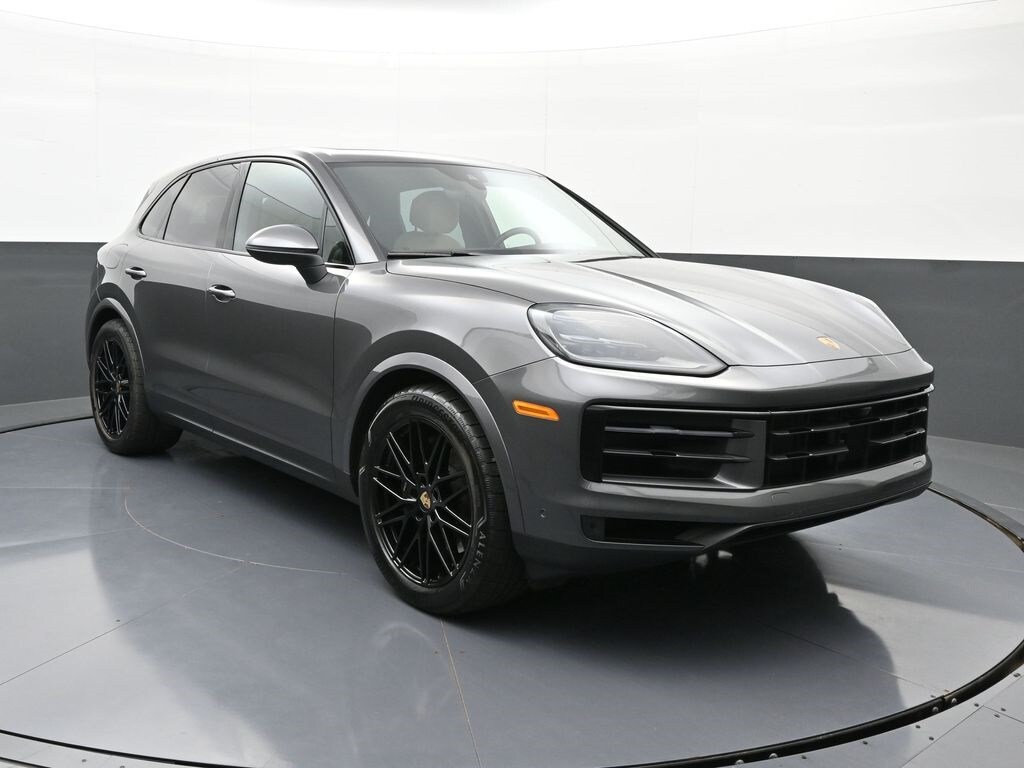 2025 Porsche Cayenne Base photo 3