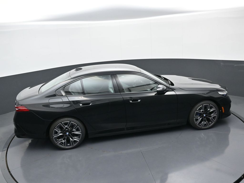 2026 BMW 5 Series 550e - Photo 37