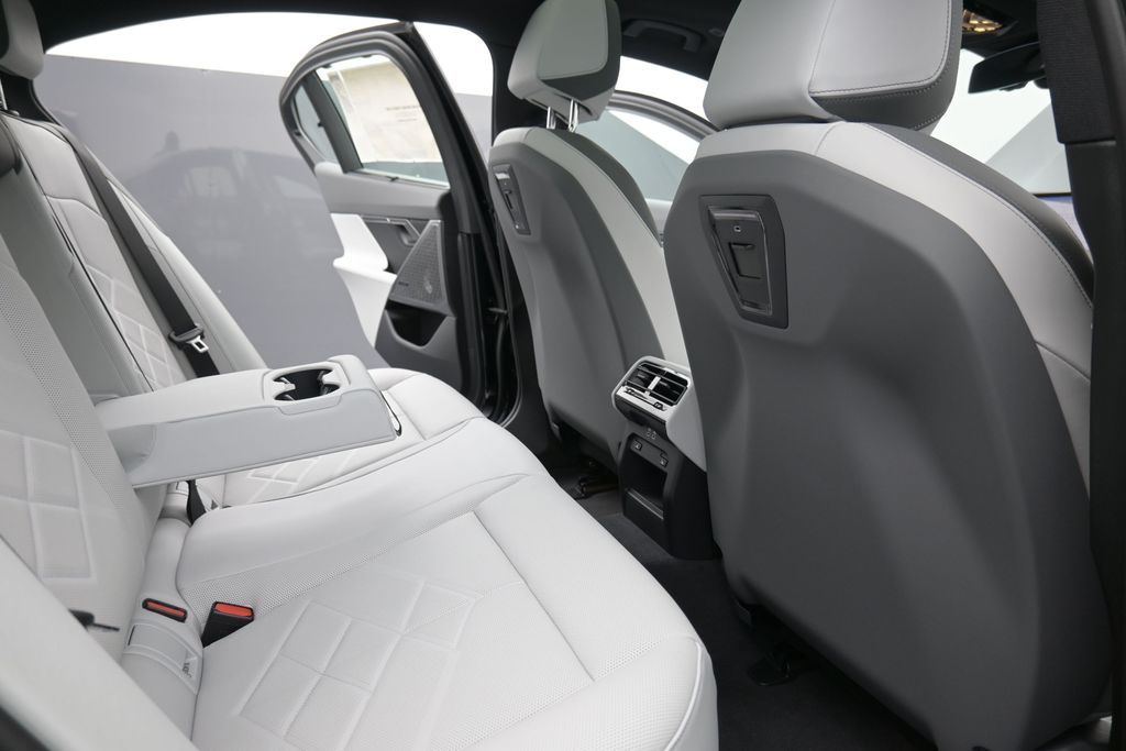 2026 BMW 5 Series 550e - Photo 19