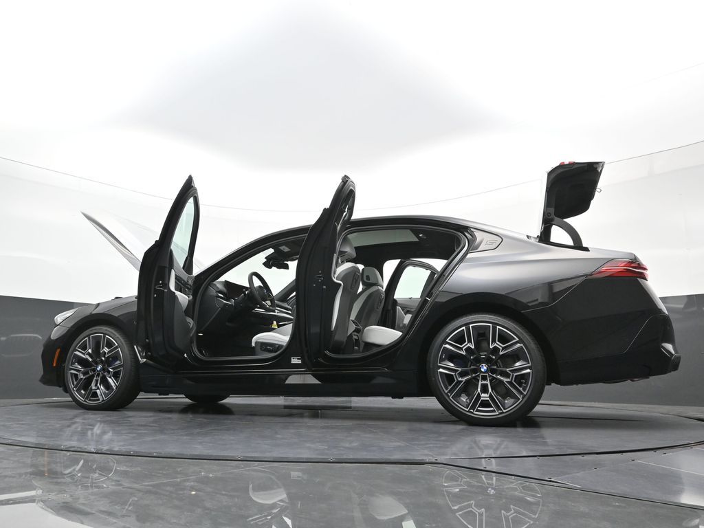 2026 BMW 5 Series 550e - Photo 42