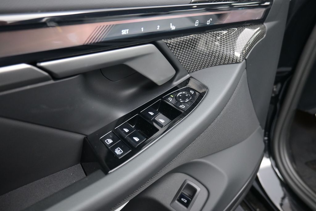 2026 BMW 5 Series 550e - Photo 9