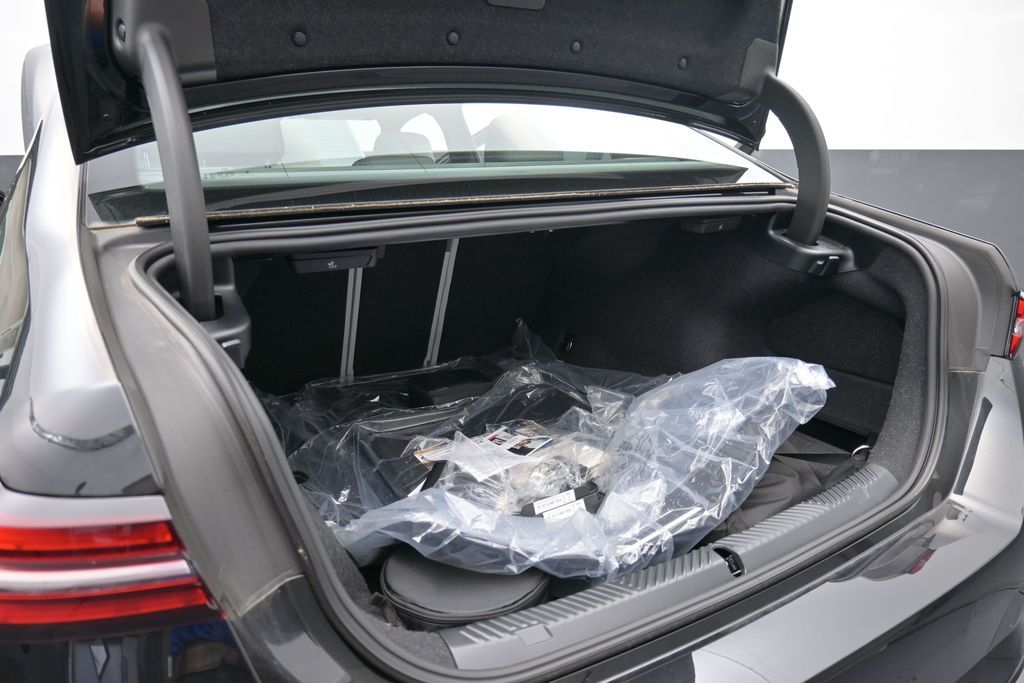 2026 BMW 5 Series 550e - Photo 17