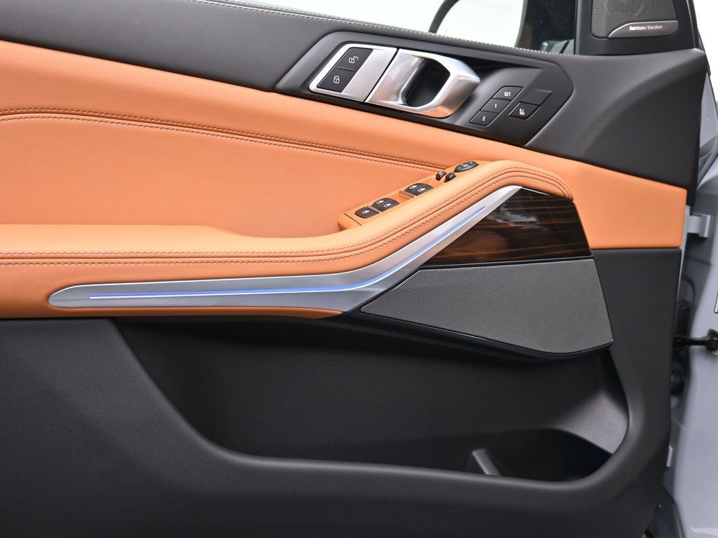 2026 BMW X5 M60i - Photo 9