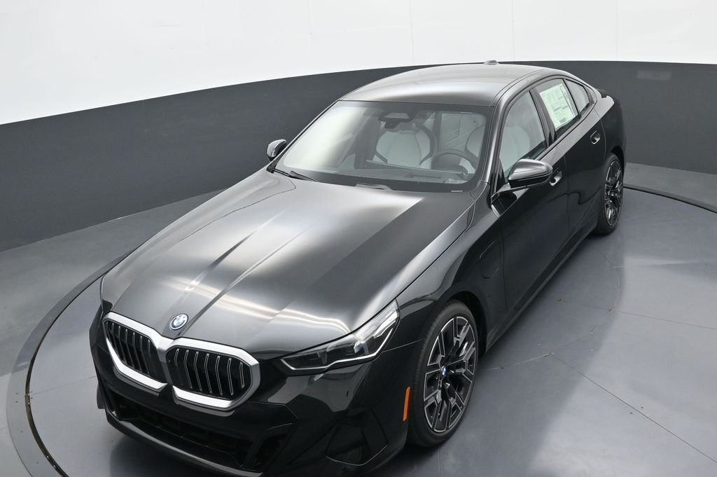 2026 BMW 5 Series 550e - Photo 32