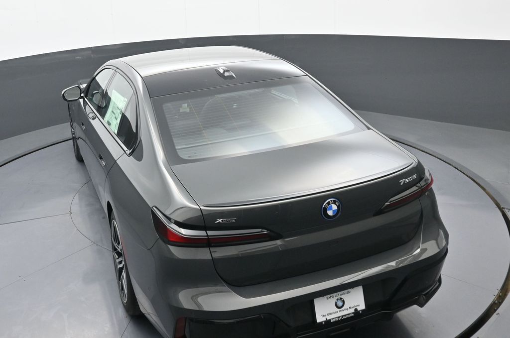 2026 BMW 7 Series 750e - Photo 36