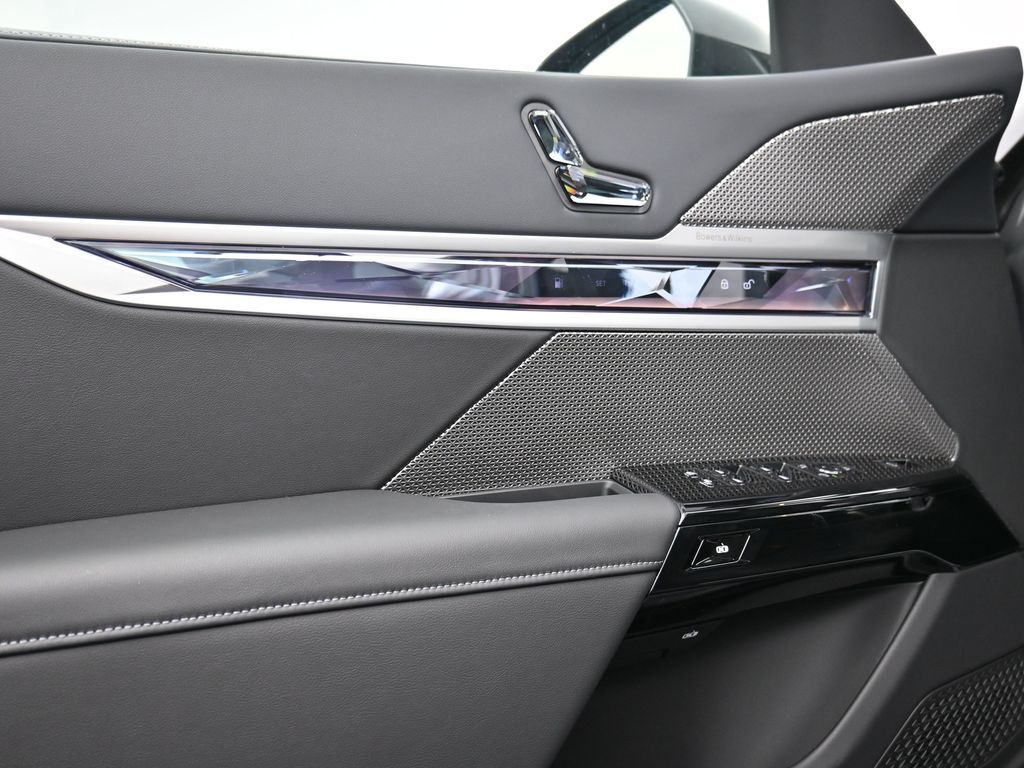 2026 BMW 7 Series 750e - Photo 9