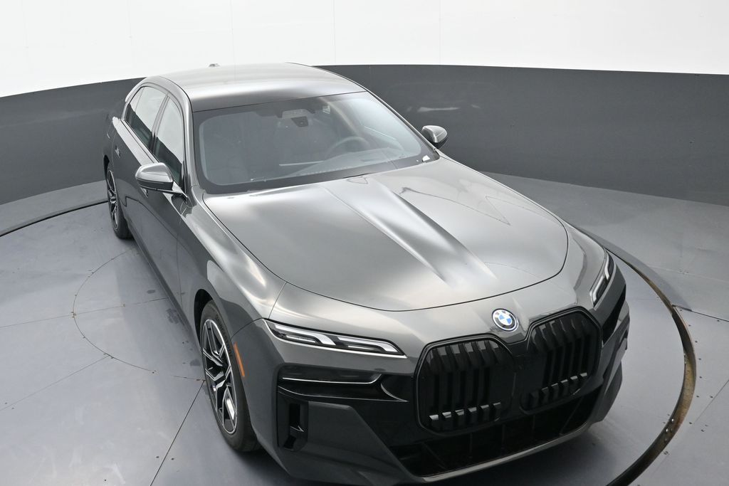 2026 BMW 7 Series 750e - Photo 32