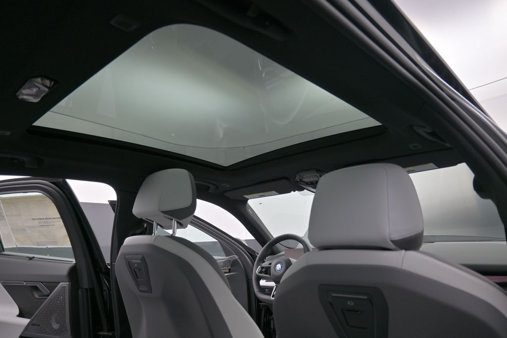 2026 BMW 5 Series 550e - Photo 18