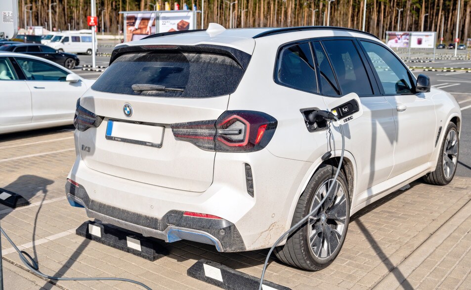 BMW of Louisville residents can choose between the BMW iX vs BMW iX3