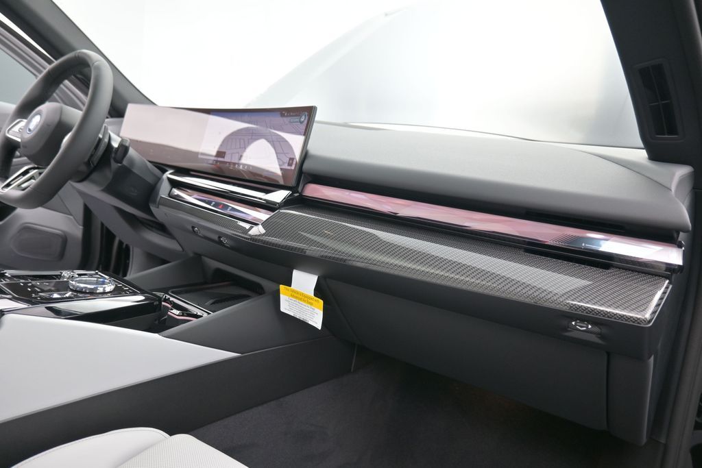 2026 BMW 5 Series 550e - Photo 20