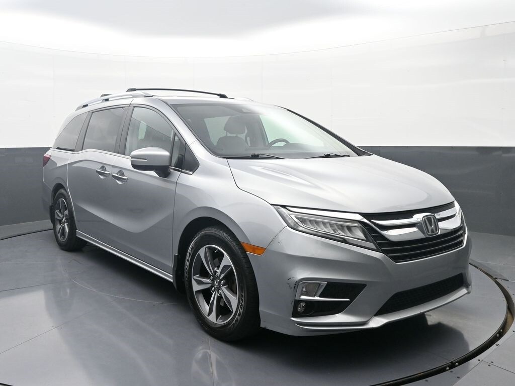 2018 Honda Odyssey Touring photo 2