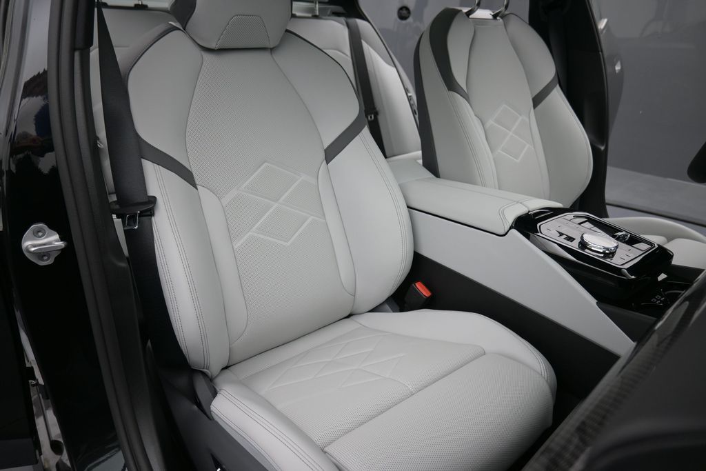 2026 BMW 5 Series 550e - Photo 21