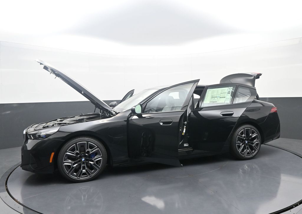 2026 BMW 5 Series 550e - Photo 41