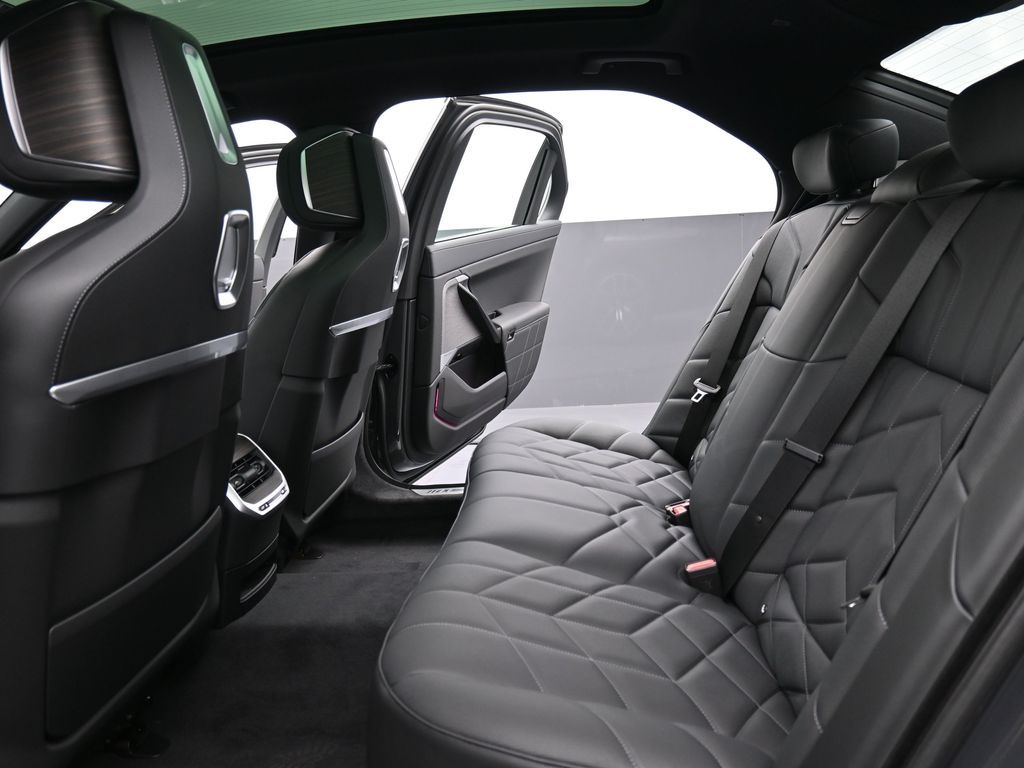 2026 BMW 7 Series 750e - Photo 15