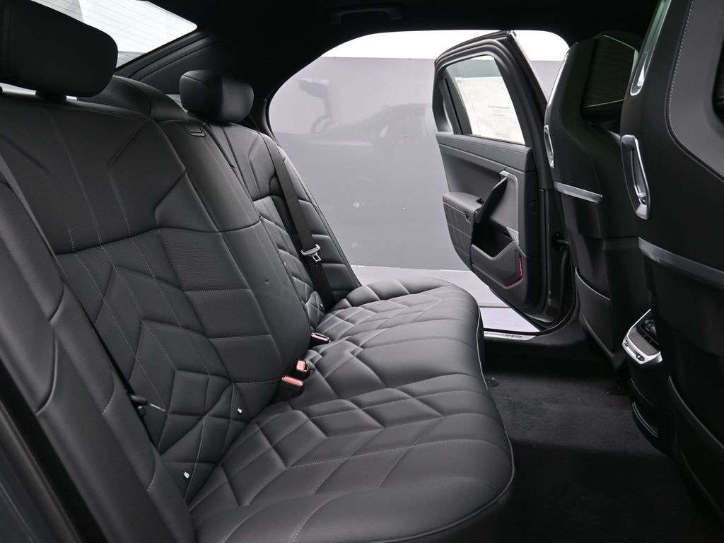 2026 BMW 7 Series 750e - Photo 19