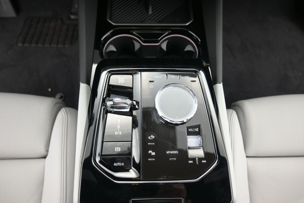 2026 BMW 5 Series 550e - Photo 15