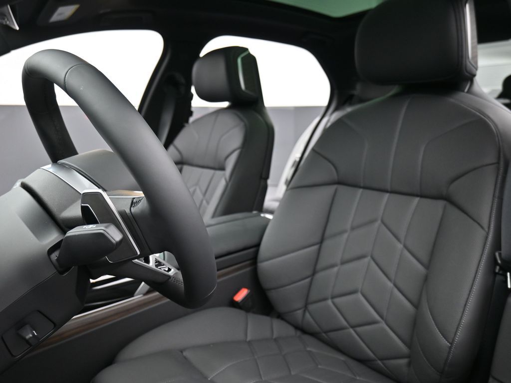 2026 BMW 7 Series 750e - Photo 10