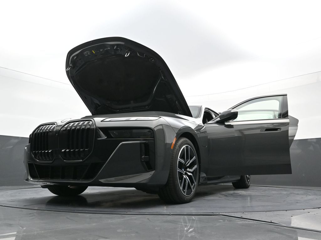 2026 BMW 7 Series 750e - Photo 41
